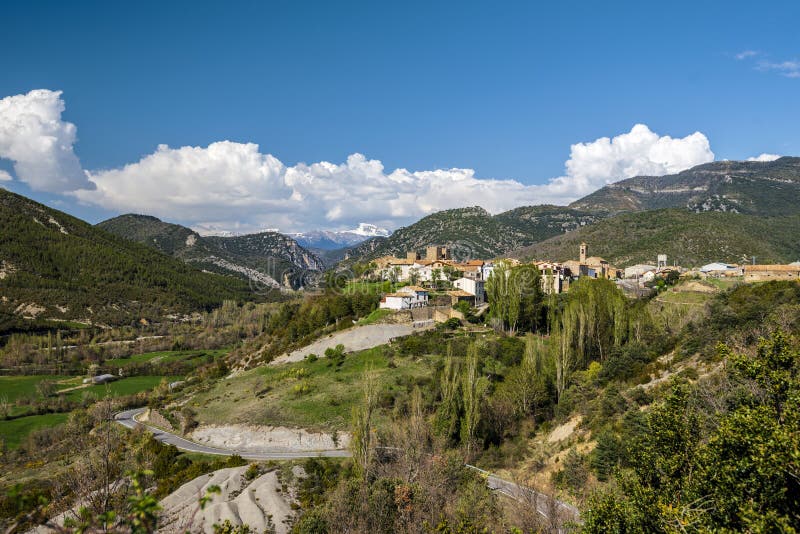 Tal von Veral-Fluss in spanischen Pyrenäen in Aragonien-Region Binies-Dorf mit dem Schloss und der San Salvador-Kirche ist am Rec stockfotografie Tal von Veral-Fluss in spanischen Pyrenäen in Aragonien-Region Binies-Dorf mit dem Schloss und der San Salvador-Kirche ist am Rec stockfotografie