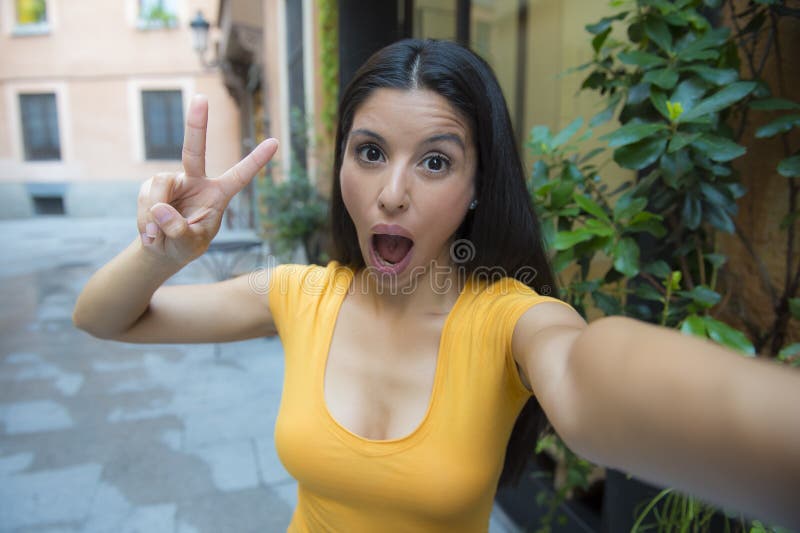 Talande selfie för attraktiv latinsk kvinna arkivbild Talande selfie för attraktiv latinsk kvinna arkivbild