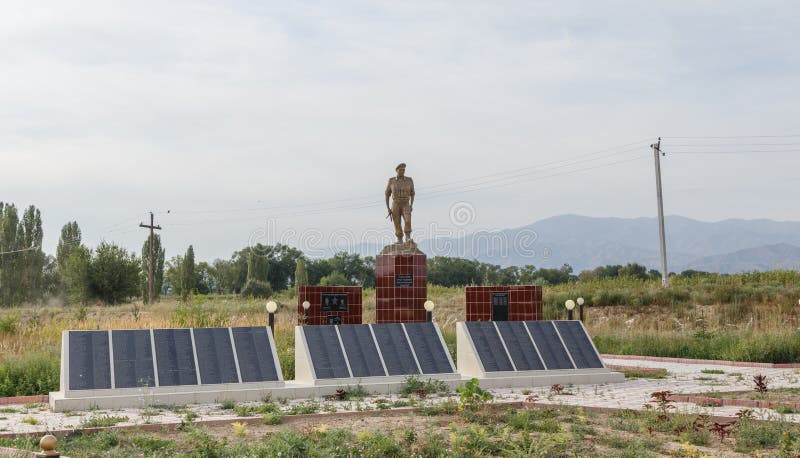 Talas долины, Кыргызстан - 15-ое августа 2016: Мемориал упаденный s