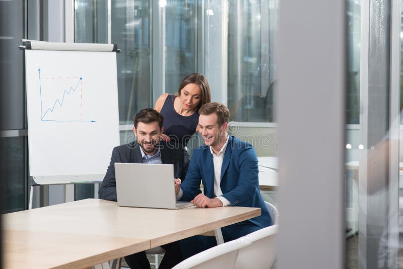 Talentierte junge Kollegen arbeiten im Büro lizenzfreies stockbild Talentierte junge Kollegen arbeiten im Büro lizenzfreies stockbild