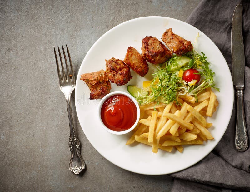 Talerz smażący wieprzowiny kebab i grule zdjęcie royalty free