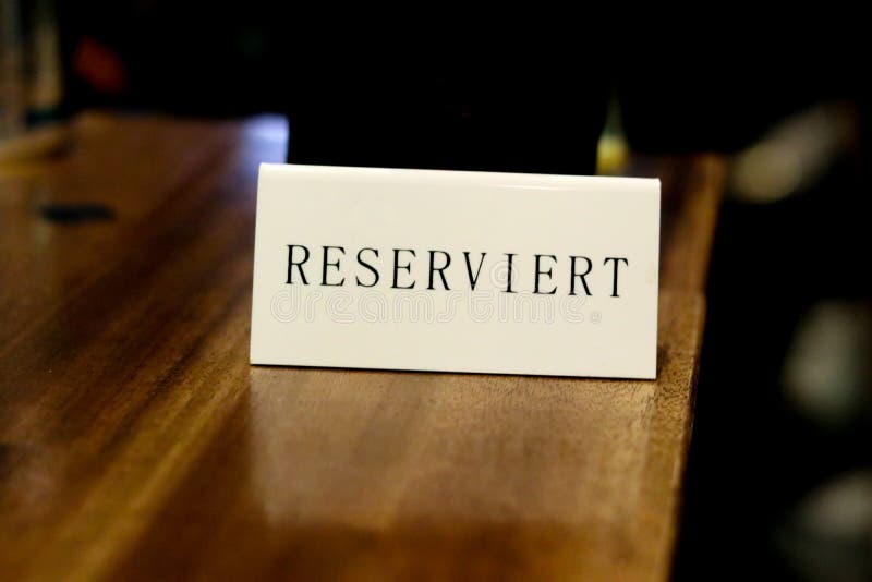 Talerz z inskrypcją «rezerwował «w Niemieckiej kawiarni zdjęcie stock Talerz z inskrypcją «rezerwował «w Niemieckiej kawiarni zdjęcie stock