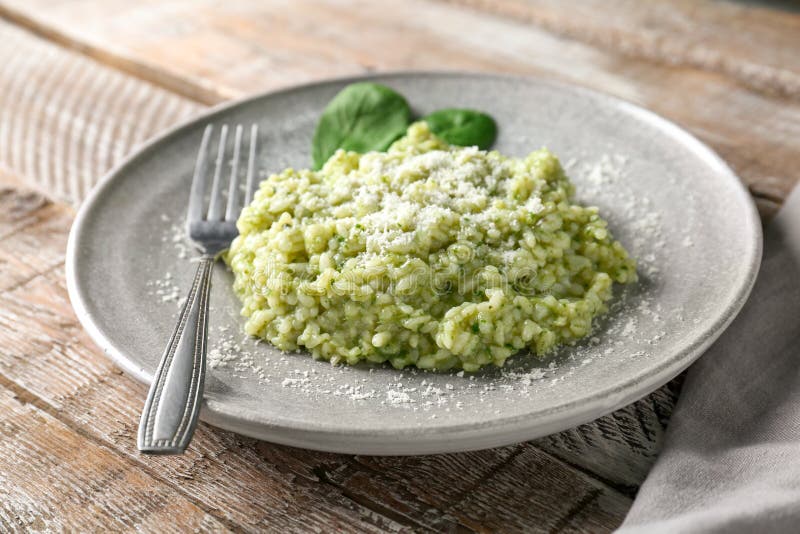 Talerz z smakowitym szpinaka risotto na stole, obrazy stock Talerz z smakowitym szpinaka risotto na stole, obrazy stock