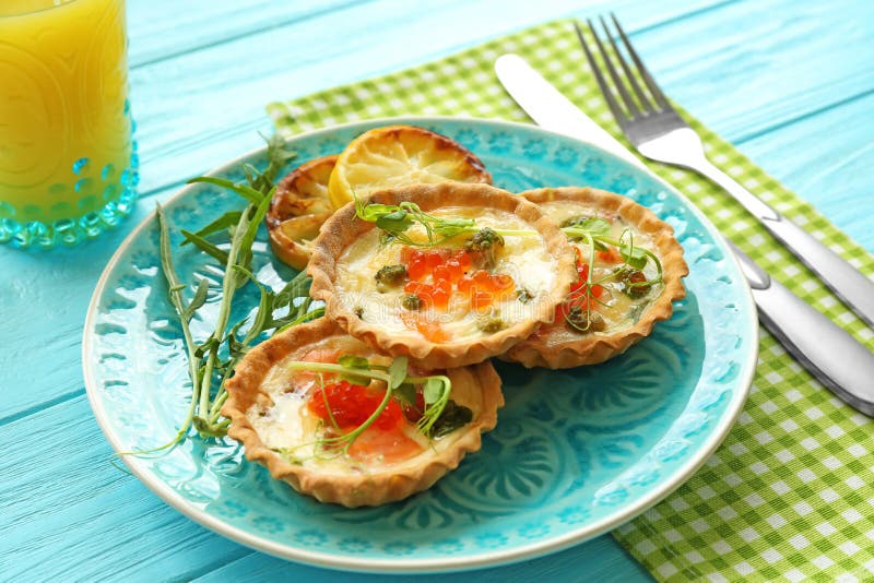 Talerz z smakowitymi łososiowymi tartlets zdjęcia stock Talerz z smakowitymi łososiowymi tartlets zdjęcia stock
