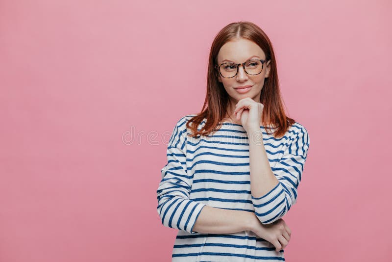 Talia w górę strzału marzycielscy rozważni kobiet utrzymania wręcza częsciowo crosed, trzyma podbródek, jest ubranym przejrzystyc zdjęcia royalty free Talia w górę strzału marzycielscy rozważni kobiet utrzymania wręcza częsciowo crosed, trzyma podbródek, jest ubranym przejrzystyc zdjęcia royalty free