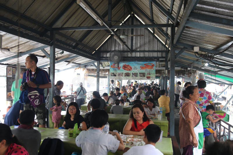 Taling Chan Floating Market in vacanza, molta gente viene a comprare e mangiare il vario alimento immagine stock libera da diritti Taling Chan Floating Market in vacanza, molta gente viene a comprare e mangiare il vario alimento immagine stock libera da diritti