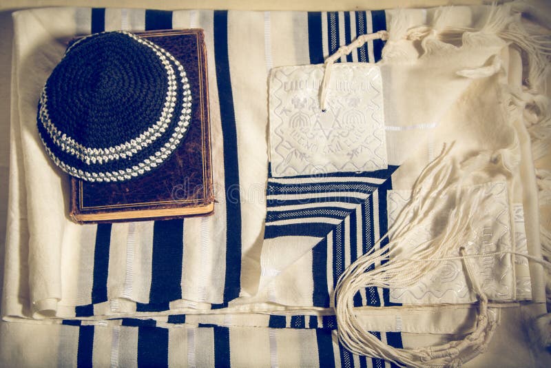 Talit, Kippah und Siddur - jüdische Ritualgegenstände stockbild Talit, Kippah und Siddur - jüdische Ritualgegenstände stockbild