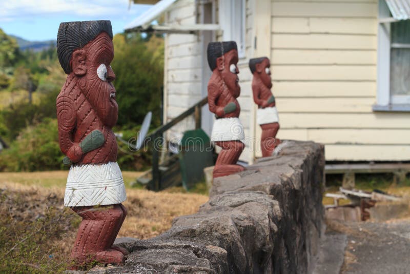 Talla maorí de madera Fila de las estatuillas del guerrero en Whakarewarewa, Nueva Zelanda imágenes de archivo libres de regalías Talla maorí de madera Fila de las estatuillas del guerrero en Whakarewarewa, Nueva Zelanda imágenes de archivo libres de regalías