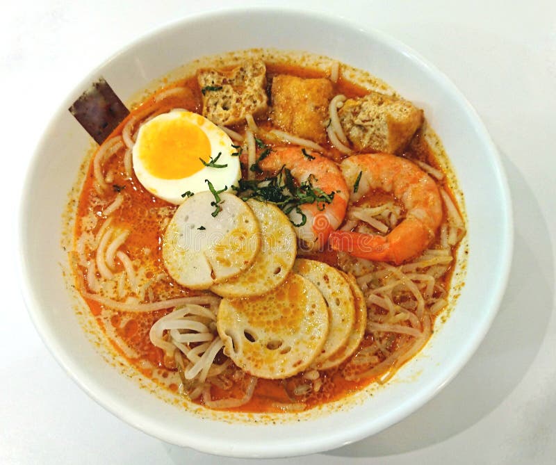 Tallarines picantes tradicionales de Laksa del curry foto de archivo libre de regalías Tallarines picantes tradicionales de Laksa del curry foto de archivo libre de regalías
