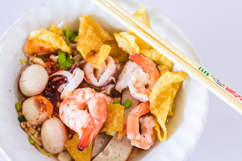 Tallarines Tom Yum de los mariscos en el cuenco blanco en el fondo blanco, comida tailandesa, comida de la calle imagenes de archivo Tallarines Tom Yum de los mariscos en el cuenco blanco en el fondo blanco, comida tailandesa, comida de la calle imagenes de archivo