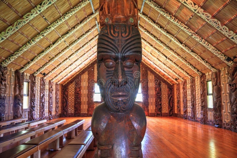 Tallas maoríes en una casa de reunión en Waitangi, Nueva Zelanda fotografía de archivo Tallas maoríes en una casa de reunión en Waitangi, Nueva Zelanda fotografía de archivo