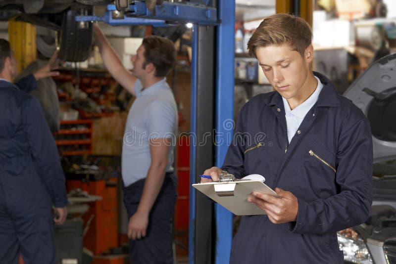 Taller de reparaciones de Working In Auto del mecánico del aprendiz imágenes de archivo libres de regalías