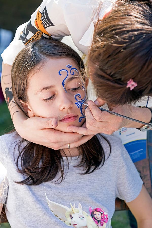 Taller para la pintura de la cara de los niños fotografía de archivo Taller para la pintura de la cara de los niños fotografía de archivo