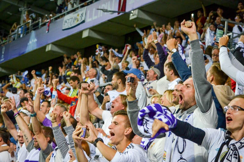 TALLINN ESTLAND - 15 Augusti, 2018: Fans av Real Madrid i set arkivbilder TALLINN ESTLAND - 15 Augusti, 2018: Fans av Real Madrid i set arkivbilder