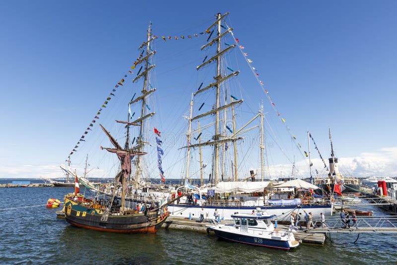 TALLINN, ESTLAND - JULI 18, 2017: Varende schepen in haven tijdens royalty-vrije stock fotografie TALLINN, ESTLAND - JULI 18, 2017: Varende schepen in haven tijdens royalty-vrije stock fotografie