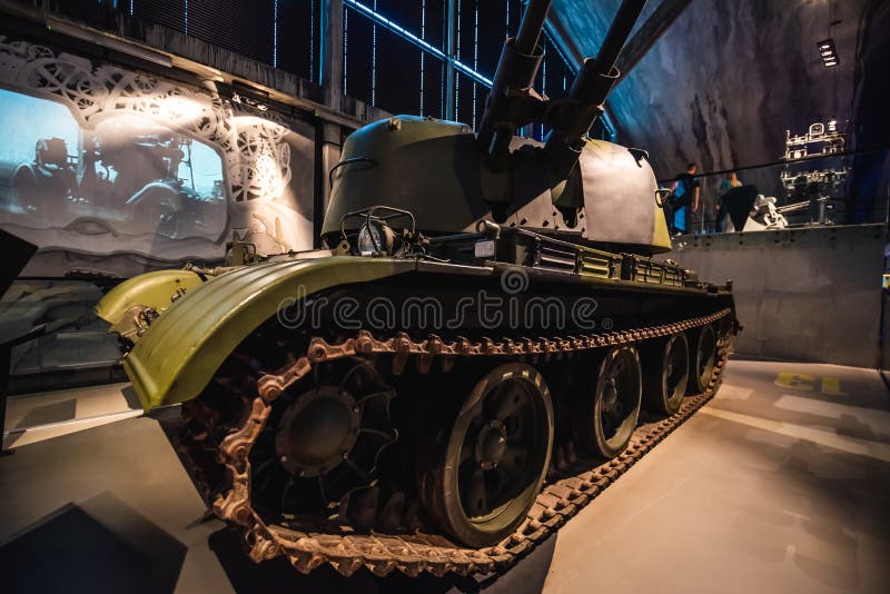 TALLINN, ESTLAND - november 2019: Oude oorlogstank Het is gevestigd in het museum van Seaplane Harbour Lennusadam stock afbeelding TALLINN, ESTLAND - november 2019: Oude oorlogstank Het is gevestigd in het museum van Seaplane Harbour Lennusadam stock afbeelding