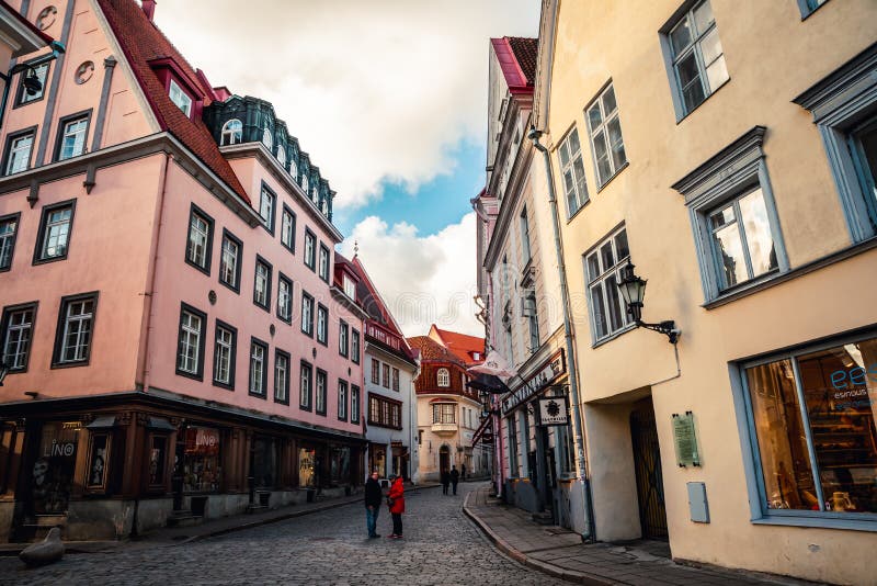 TALLINN, ESTLAND - november 2019: Toeristen lopen de straat op in de hoofdstad van Estland stock fotografie TALLINN, ESTLAND - november 2019: Toeristen lopen de straat op in de hoofdstad van Estland stock fotografie
