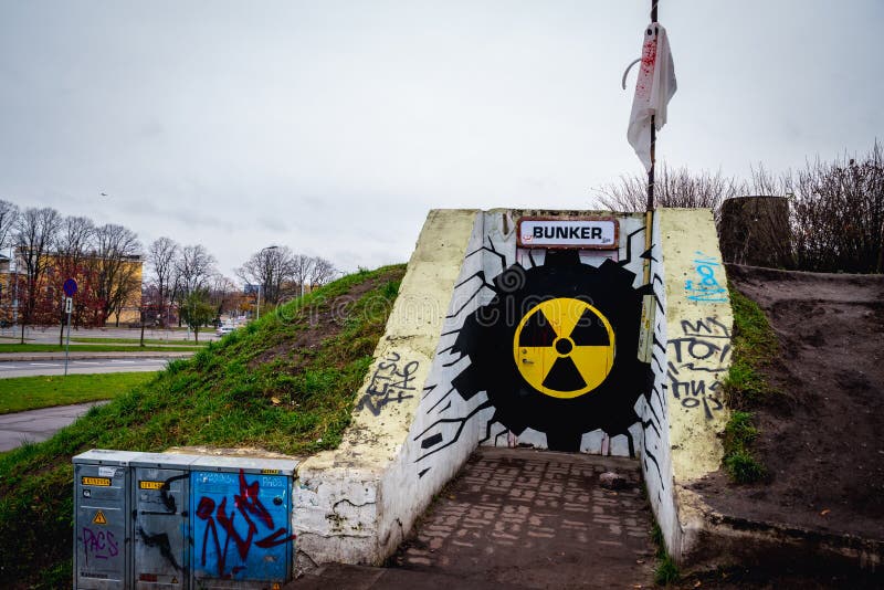 TALLINN, ESTONIA - 02 de noviembre de 2019: El lugar para Halloween llamado Bunker y la muñeca fantasma encima imagen de archivo TALLINN, ESTONIA - 02 de noviembre de 2019: El lugar para Halloween llamado Bunker y la muñeca fantasma encima imagen de archivo