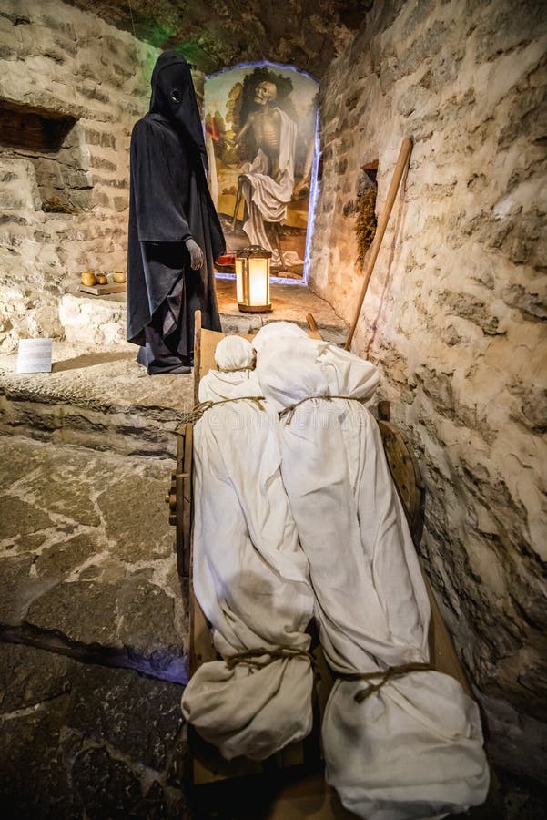 TALLINN, ESTONIA - 02 de noviembre de 2019: Exposición de peste en Kiek, Museo de Kök y Túneles de Bastión Torre de cañón restaur foto de archivo libre de regalías TALLINN, ESTONIA - 02 de noviembre de 2019: Exposición de peste en Kiek, Museo de Kök y Túneles de Bastión Torre de cañón restaur foto de archivo libre de regalías