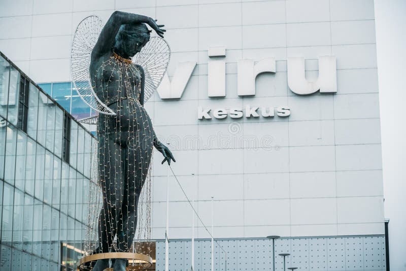 Tallinn Estonia Estatua De Una Mujer Desnuda Con Su Mano En Su Cabeza