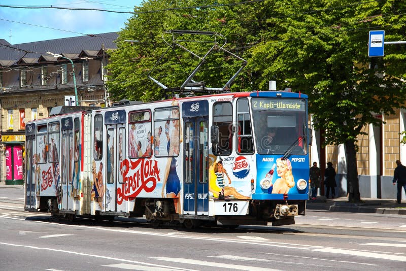 TALLINN, ESTONIA - 21 giugno 2014: Tram con Pepsi di pubblicità luminoso nel centro urbano fotografia stock libera da diritti TALLINN, ESTONIA - 21 giugno 2014: Tram con Pepsi di pubblicità luminoso nel centro urbano fotografia stock libera da diritti