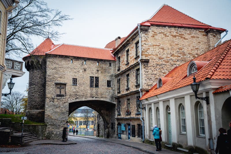 TALLINN, ESTONIA - 02 listopada 2019 r.: Widok muru w średniowiecznym starym mieście Jedno z wielu wejść do starego miasta obraz royalty free TALLINN, ESTONIA - 02 listopada 2019 r.: Widok muru w średniowiecznym starym mieście Jedno z wielu wejść do starego miasta obraz royalty free