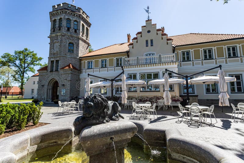 Tallinn, Estônia o 16 de junho de 2019 o palácio de Maarjamae, construído em 1874, é possuído atualmente pelo museu estônio da hi imagens de stock royalty free Tallinn, Estônia o 16 de junho de 2019 o palácio de Maarjamae, construído em 1874, é possuído atualmente pelo museu estônio da hi imagens de stock royalty free