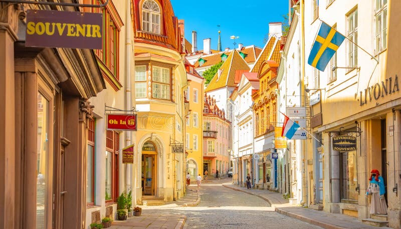 Tallinn gammal stad och pikk gatuscenvy estonia royaltyfria bilder