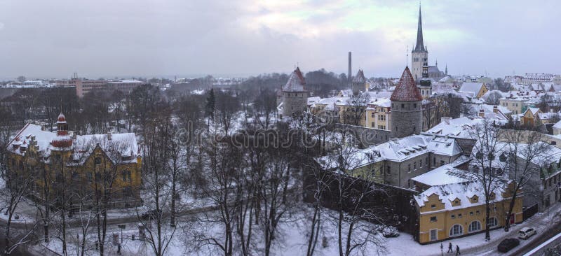 Tallinn Old Town Panorama in inverno Estonia immagini stock Tallinn Old Town Panorama in inverno Estonia immagini stock