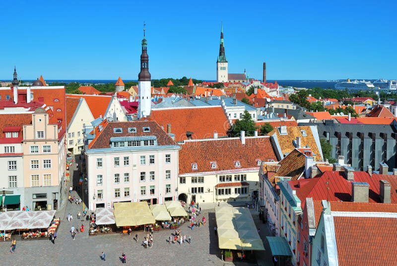 Tallinn, quadrato del municipio fotografia stock Tallinn, quadrato del municipio fotografia stock