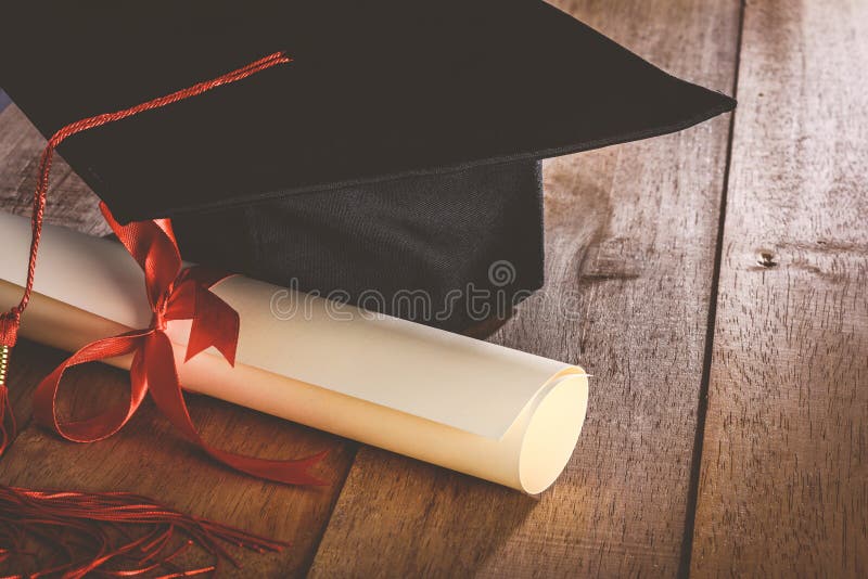 Taloche ou chapeau et diplôme d'obtention du diplôme photographie stock Taloche ou chapeau et diplôme d'obtention du diplôme photographie stock