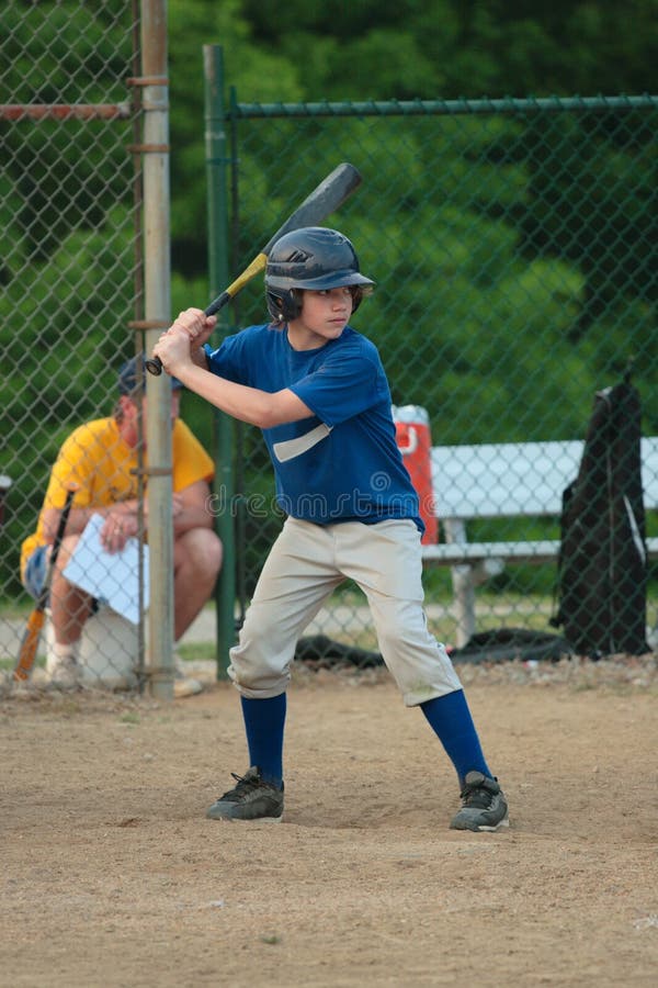 Talud adolescente del béisbol de la juventud
