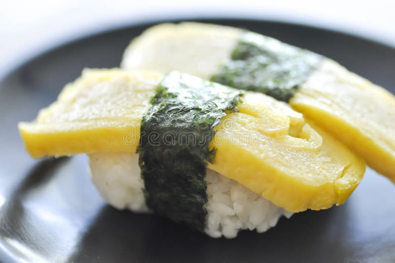 Tamagoyaki ou arroz coberto com ovo imagens de stock