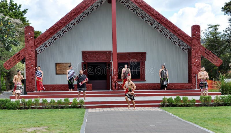 Tamaki Maori dansare i traditionell klänning på den Whakarewarewa thermalen parkerar royaltyfria foton Tamaki Maori dansare i traditionell klänning på den Whakarewarewa thermalen parkerar royaltyfria foton