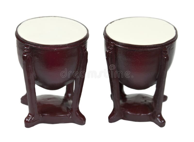 Tambores Y Maracas Del Bongo Aislados En Blanco Imagen de archivo