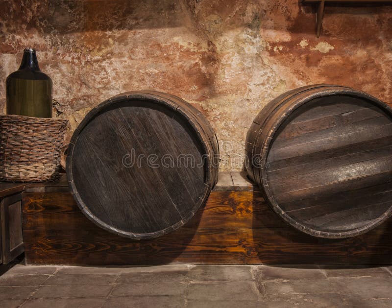 Tambores e garrafa do barril de vinho empilhados na adega velha imagens de stock royalty free Tambores e garrafa do barril de vinho empilhados na adega velha imagens de stock royalty free