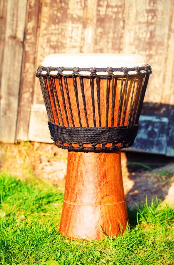 Tambour Africain Original De Djembe Avec La Lame En Cuir Avec Beau