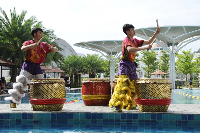 Tambour de chinois traditionnel Jeux ainsi que la danse de lion par les batteurs qualifiés images libres de droits Tambour de chinois traditionnel Jeux ainsi que la danse de lion par les batteurs qualifiés images libres de droits
