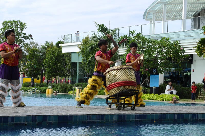 Tambour de chinois traditionnel Jeux ainsi que la danse de lion par les batteurs qualifiés photos libres de droits Tambour de chinois traditionnel Jeux ainsi que la danse de lion par les batteurs qualifiés photos libres de droits