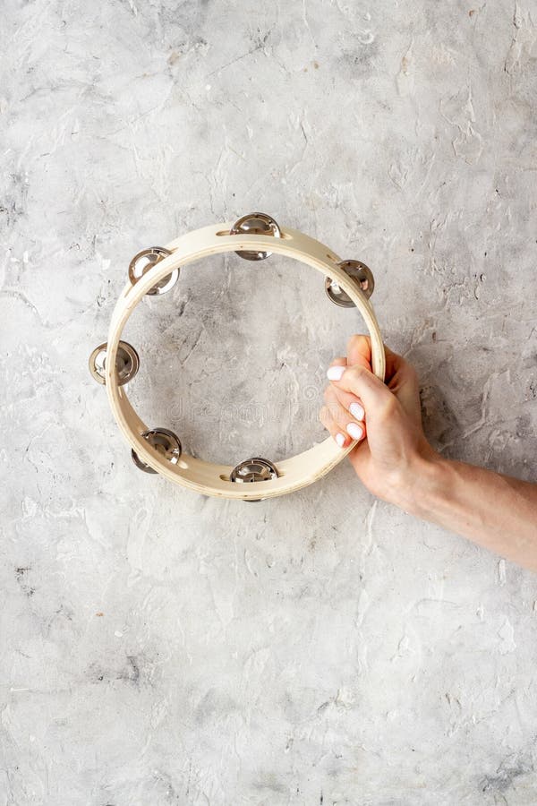 Tambourin En Bois à La Main. Vue De Dessus D'instrument De Musique à  Percussion Photo stock - Image du pilon, fond: 206828708