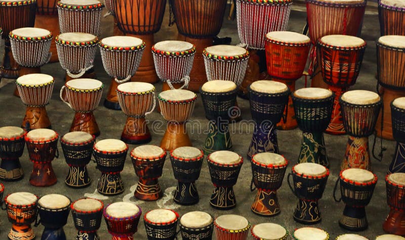 Tambours traditionnels, vendus sur un marché à Johannesburg images stock Tambours traditionnels, vendus sur un marché à Johannesburg images stock