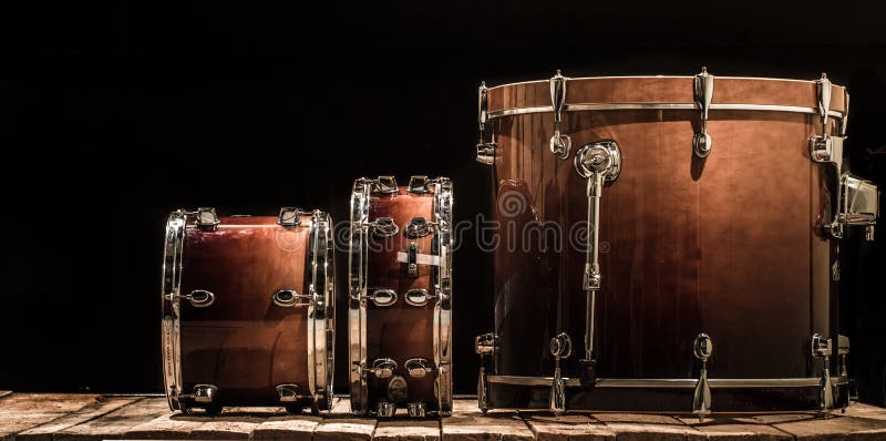 Tamburi, strumenti di percussione musicali su un fondo nero fotografia stock