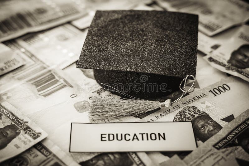 Tamp?o acad?mico do barrete da universidade em notas nigerianas do naira imagem de stock royalty free Tamp?o acad?mico do barrete da universidade em notas nigerianas do naira imagem de stock royalty free
