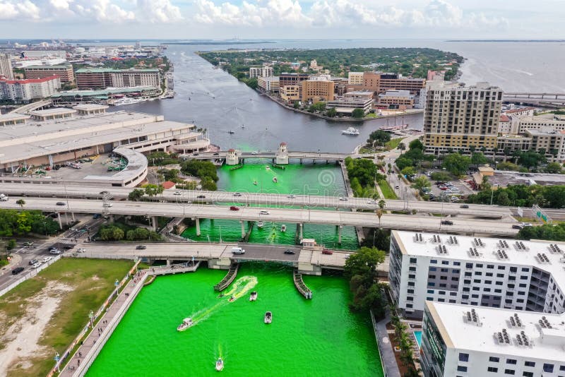 Tampa, Florida Green River an St Patrick Tag lizenzfreie stockfotografie Tampa, Florida Green River an St Patrick Tag lizenzfreie stockfotografie