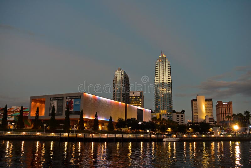 Tampa konstmuseum och i stadens centrum skyskrapor på solnedgångbakgrund royaltyfri bild Tampa konstmuseum och i stadens centrum skyskrapor på solnedgångbakgrund royaltyfri bild