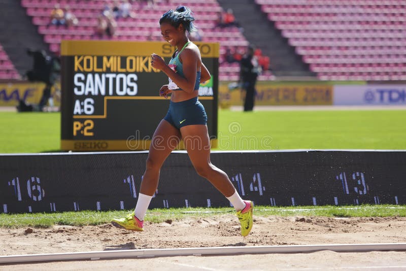 TAMPERE, FINLAND, 15 juli: Mirieli Santos uit Brazilië wint een zilveren medaille in de drievoudige sprong op het wereldkampioens royalty-vrije stock fotografie TAMPERE, FINLAND, 15 juli: Mirieli Santos uit Brazilië wint een zilveren medaille in de drievoudige sprong op het wereldkampioens royalty-vrije stock fotografie