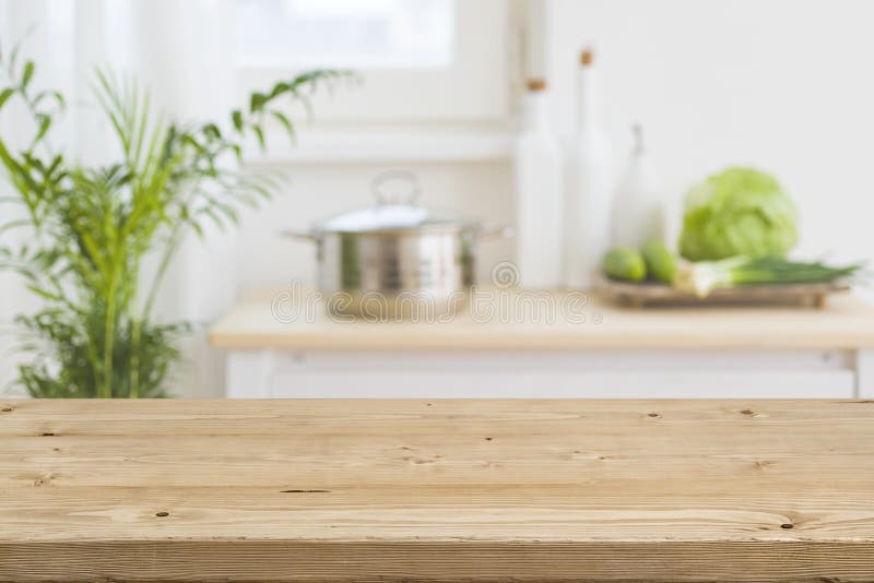 Tampo da mesa com interior borrado da cozinha como o fundo Tampo da mesa com interior borrado da cozinha como o fundo