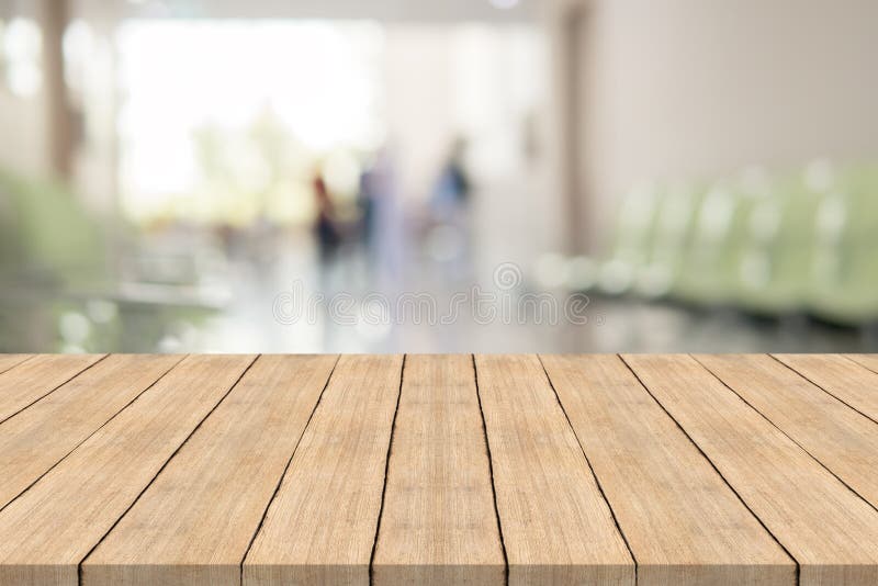 Tampo da mesa de madeira branco vazio no interior do hospital do borrão para o backgro imagens de stock royalty free Tampo da mesa de madeira branco vazio no interior do hospital do borrão para o backgro imagens de stock royalty free