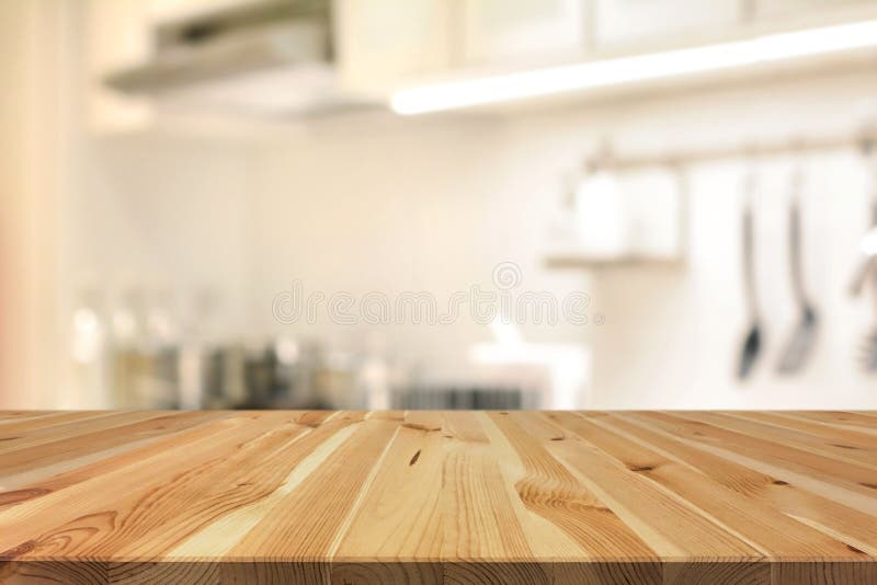 Tampo da mesa de madeira & x28; como o island& x29 da cozinha; na parte traseira do interior da cozinha do borrão