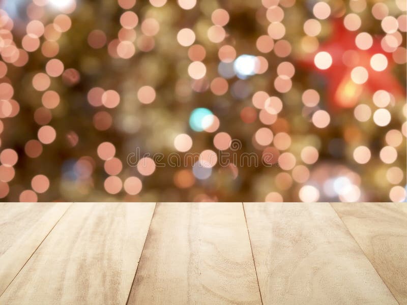 Tampo da mesa de madeira marrom vazio do close-up com fundo colorido pequeno defocused do bokeh das luzes de Natal foto de stock royalty free Tampo da mesa de madeira marrom vazio do close-up com fundo colorido pequeno defocused do bokeh das luzes de Natal foto de stock royalty free
